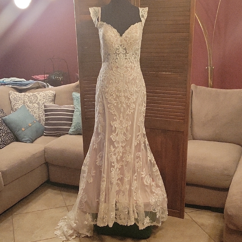 Allure Bridals White Sheath Wedding Dress with Sweetheart Neckline - Picture 8 of 16